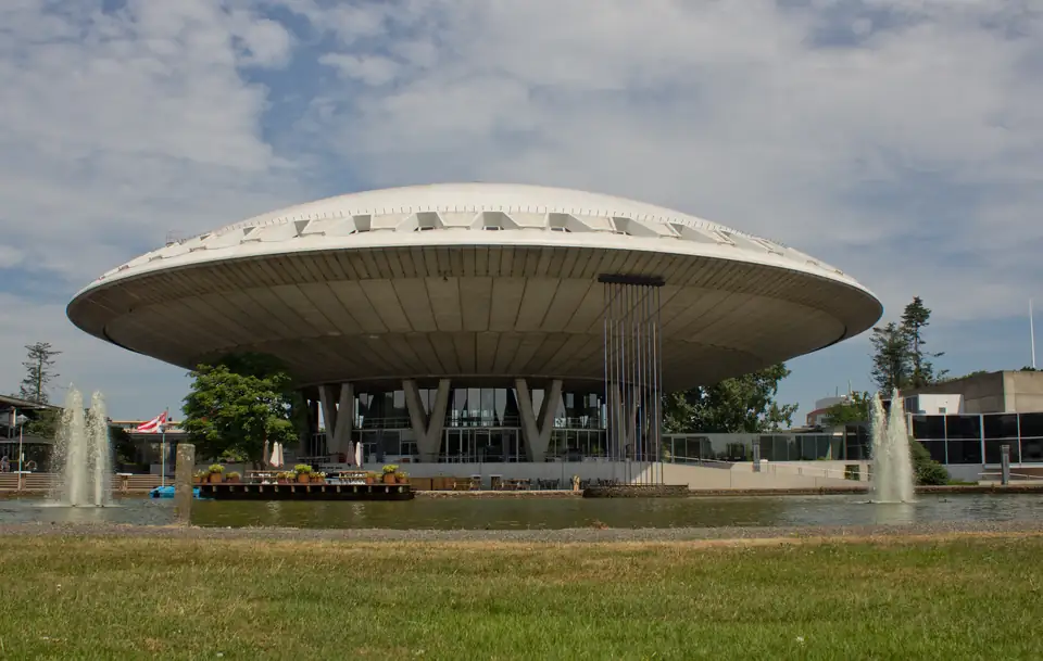 Het Evoluon in Eindhoven achter de vijver